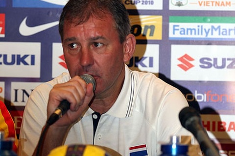 Thái Lan bị loại, Robson đổ lỗi cho 2 quả penalty “ma”