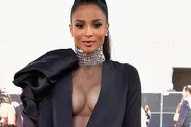 Ciara quyến rũ với váy xẻ sâu