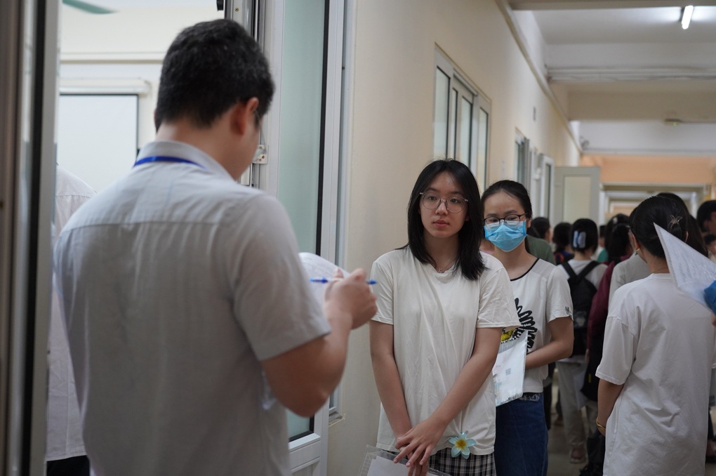 Đề thi vào hai trường chuyên hot nhất ĐH Quốc gia Hà Nội - 4 Đề thi vào hai trường chuyên hot nhất ĐH Quốc gia Hà Nội - 4