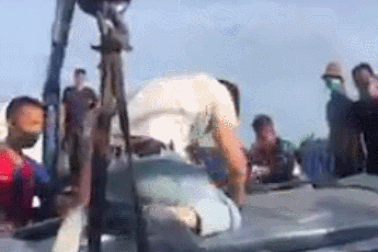 Sống sót thần kỳ sau tai nạn kinh hoàng, tài xế chắp tay vái lạy người dân