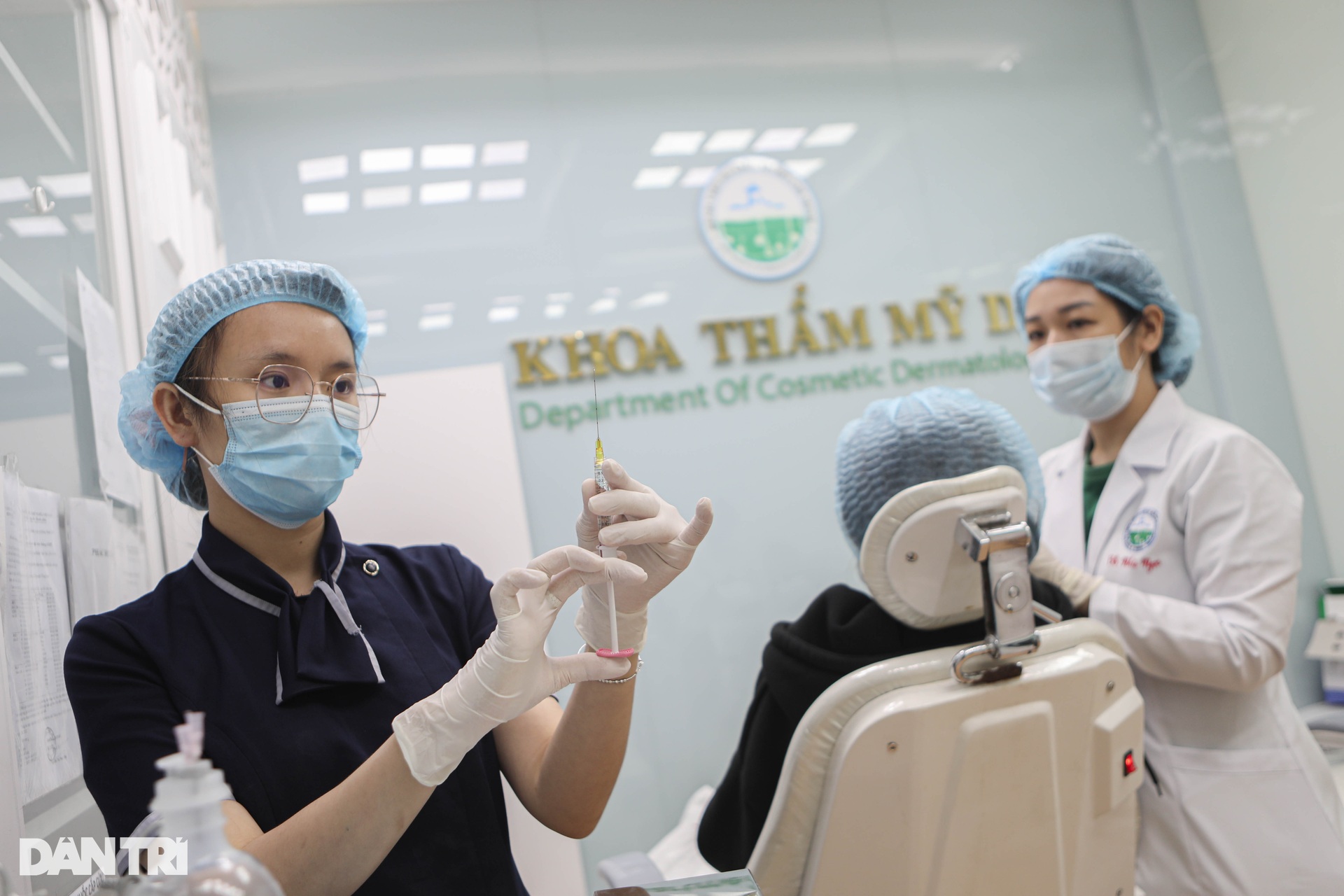 Gen Z chi gần 10 triệu để tiêm filler làm đầy hốc mắt - 3 Gen Z chi gần 10 triệu để tiêm filler làm đầy hốc mắt - 3