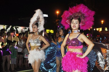 Du khách hào hứng với vũ hội đường phố Đà Nẵng