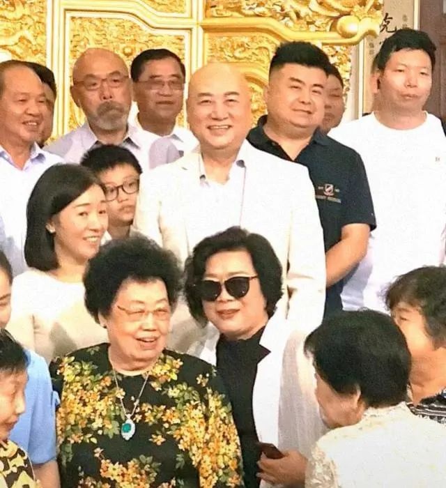 Lần hiếm hoi Đường Tăng Trì Trọng Thụy xuất hiện bên vợ tỷ phú 80 tuổi - 1 Lần hiếm hoi Đường Tăng Trì Trọng Thụy xuất hiện bên vợ tỷ phú 80 tuổi - 1