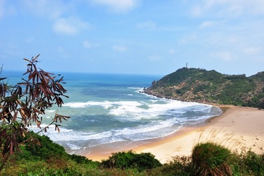 Bãi Môn hoang vắng dưới chân hải đăng Đại Lãnh