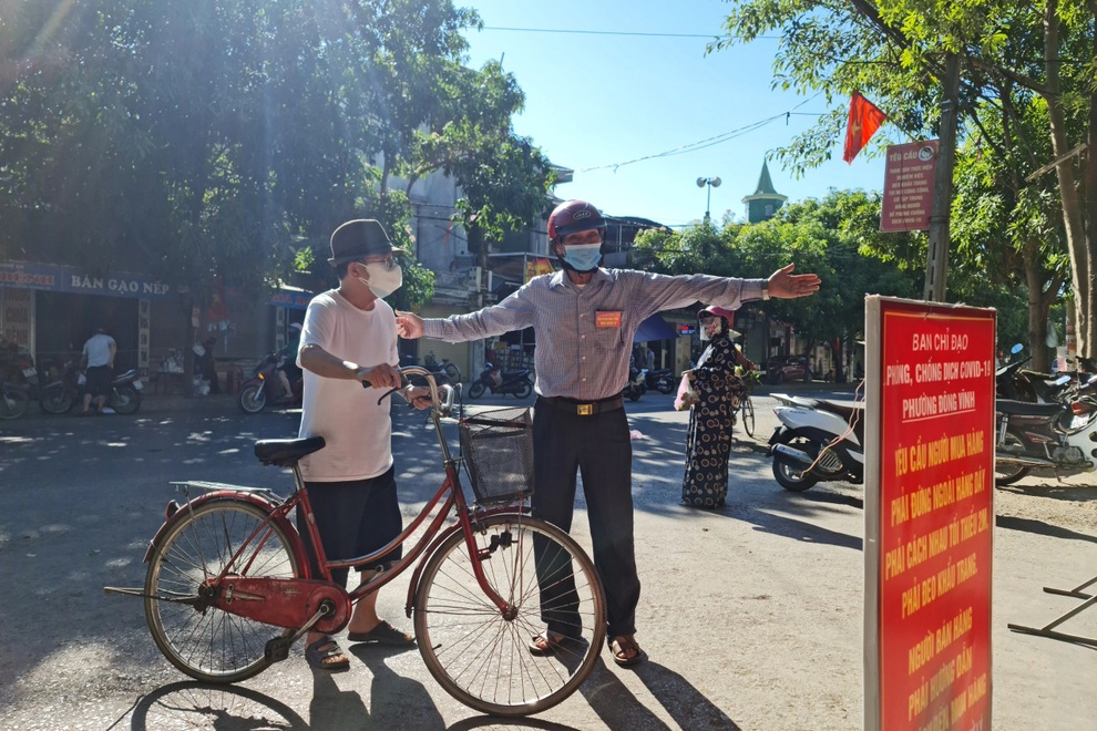 Trước giờ G phát thẻ đi chợ, người dân xếp hàng mua đồ tích trữ - 2 Trước giờ G phát thẻ đi chợ, người dân xếp hàng mua đồ tích trữ - 2