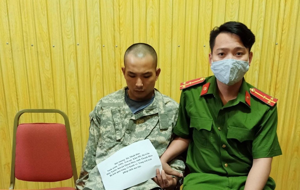 Đối tượng vận chuyển hàng nghìn viên ma túy ôm theo dao, súng trong người - 1 Đối tượng vận chuyển hàng nghìn viên ma túy ôm theo dao, súng trong người - 1