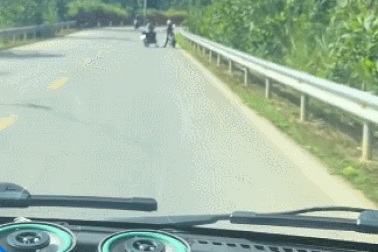 Nổi bật tuần qua: Hai người phụ nữ thản nhiên đứng giữa đường để nói chuyện