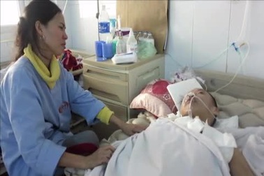 Xót cảnh người vợ nghèo vừa chăm chồng hôn mê vừa lo 2 con bị bại não