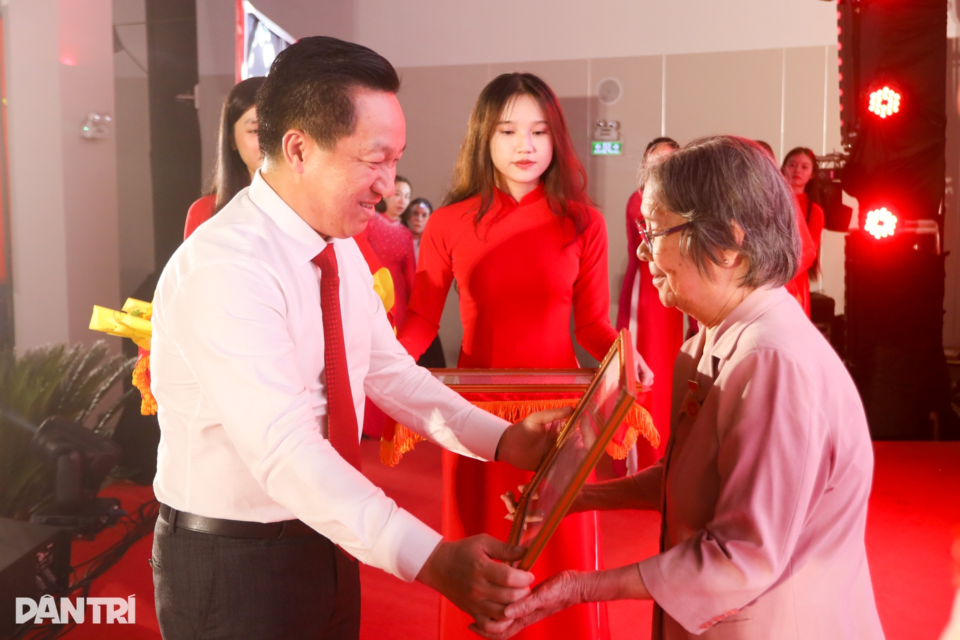 Triển lãm ảnh 80 năm - dấu ấn vàng son bên bờ sông Sài Gòn - 8 Triển lãm ảnh 80 năm - dấu ấn vàng son bên bờ sông Sài Gòn - 8