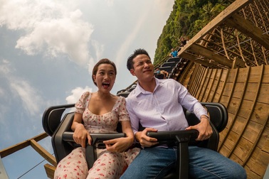 Du khách háo hức check-in tàu lượn siêu tốc gỗ đầu tiên của Việt Nam