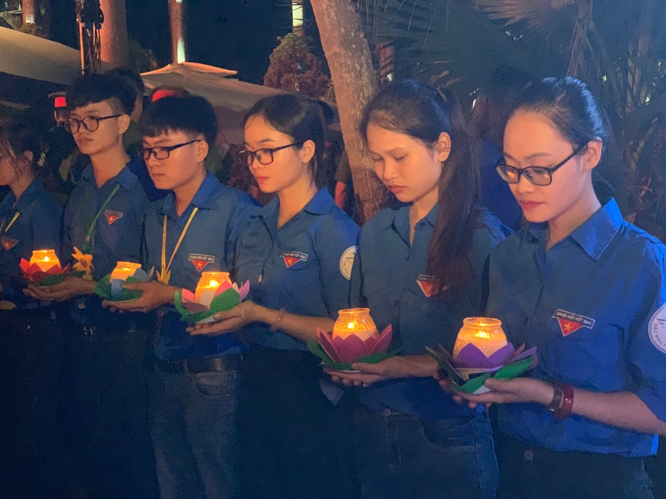 Thanh niên Thủ đô thắp nến tri ân các anh hùng liệt sĩ - 1 Thanh niên Thủ đô thắp nến tri ân các anh hùng liệt sĩ - 1