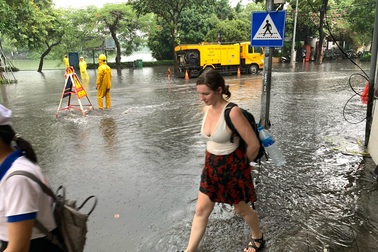 Hà Nội: Nhiều tuyến phố ngập sâu, người dân bì bõm dắt xe máy lội nước