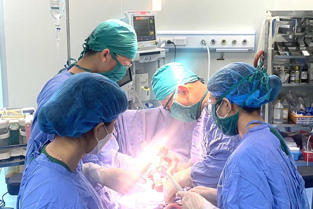 Cụ bà mang khối u buồng trứng nặng hơn 8 cân - 1 Cụ bà mang khối u buồng trứng nặng hơn 8 cân - 1