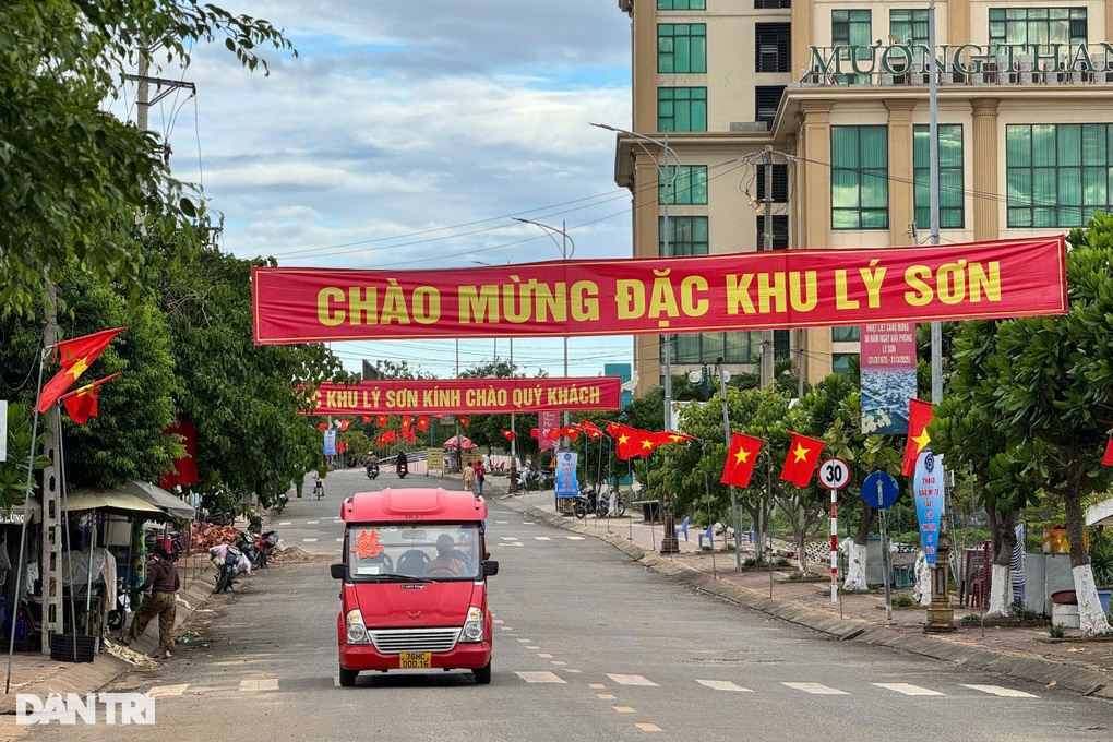 Nô nức trong ngày đầu vận hành mô hình mới tại 5 đặc khu ở miền Trung - 4 Nô nức trong ngày đầu vận hành mô hình mới tại 5 đặc khu ở miền Trung - 4