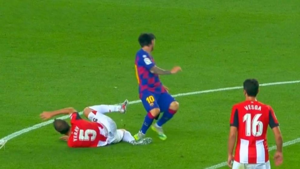 Chơi xấu, Messi may mắn thoát thẻ đỏ? - 1 Chơi xấu, Messi may mắn thoát thẻ đỏ? - 1