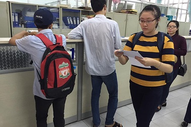Thí sinh vội vã đi rút hồ sơ trước giờ “khép cửa” xét tuyển đợt 1