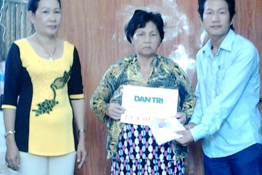 Hơn 23 triệu đồng đến với bà nuôi cháu mồ côi trong căn nhà sắp sập   