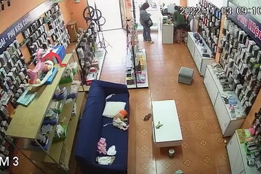 Mẹ lao như bay, cứu con nhỏ khỏi cú ngã đau từ ghế sofa