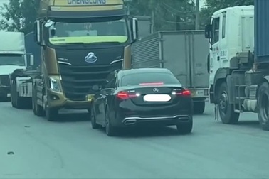Chạy xe "khôn lỏi" khi đường tắc, xe Mercedes bị tài xế container ép lùi