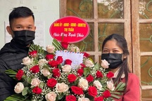 Hoãn cưới vào phút chót, cô dâu chú rể nhận quà bất ngờ trong khu cách ly