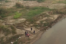 Bàng hoàng phát hiện thi thể 2 cha con nổi trên sông Hồng