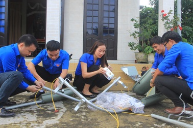 Tuổi trẻ Quảng Trị ra quân dọn dẹp vệ sinh, thắp sáng đường quê