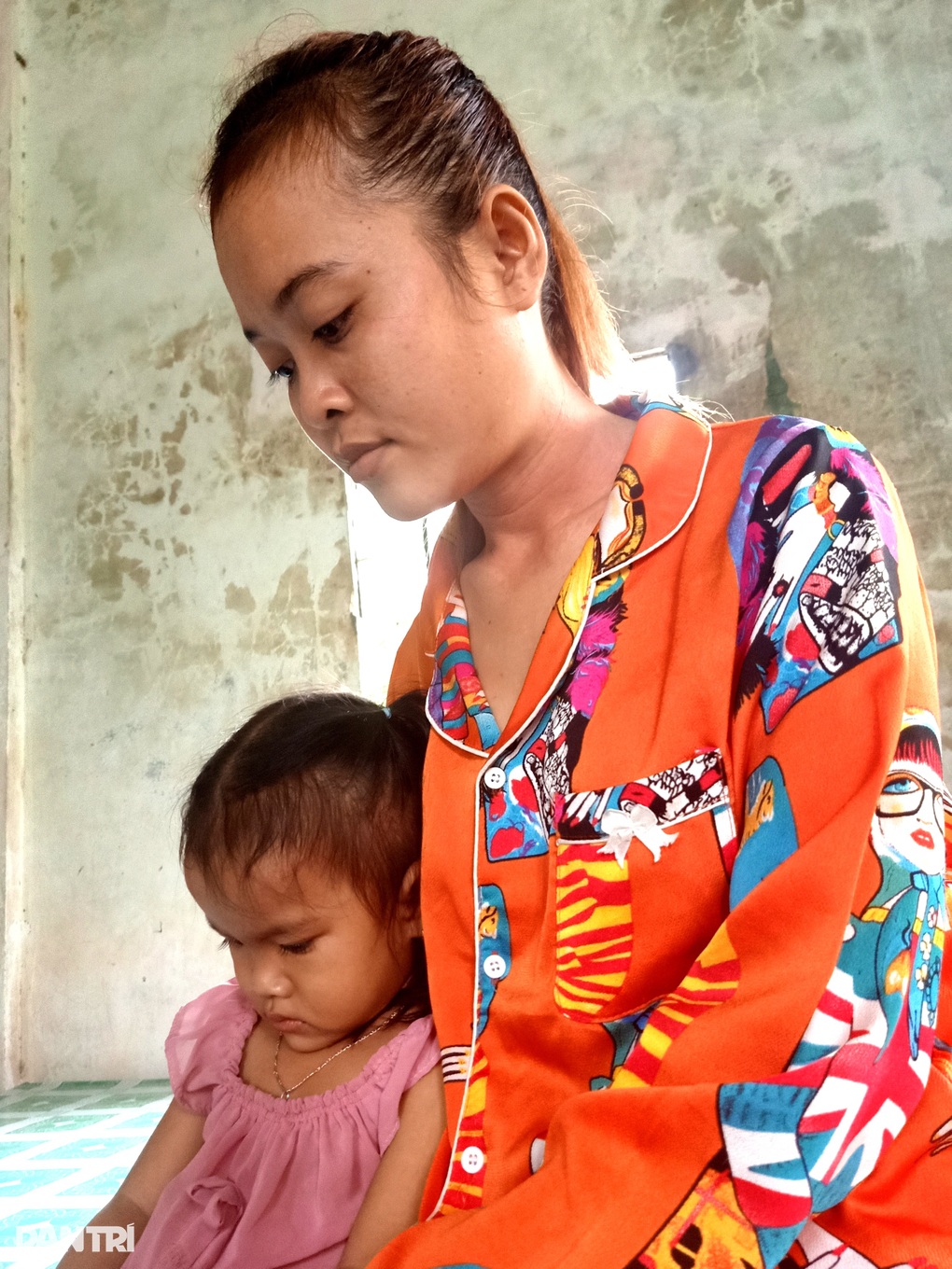 Người mẹ Khmer nghèo cầu xin cứu mạng sống con gái 4 tuổi bị u gan quái ác - 2 Người mẹ Khmer nghèo cầu xin cứu mạng sống con gái 4 tuổi bị u gan quái ác - 2