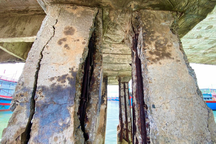 Hàng ngàn người dân "nín thở" đi trên cây cầu sắp sập