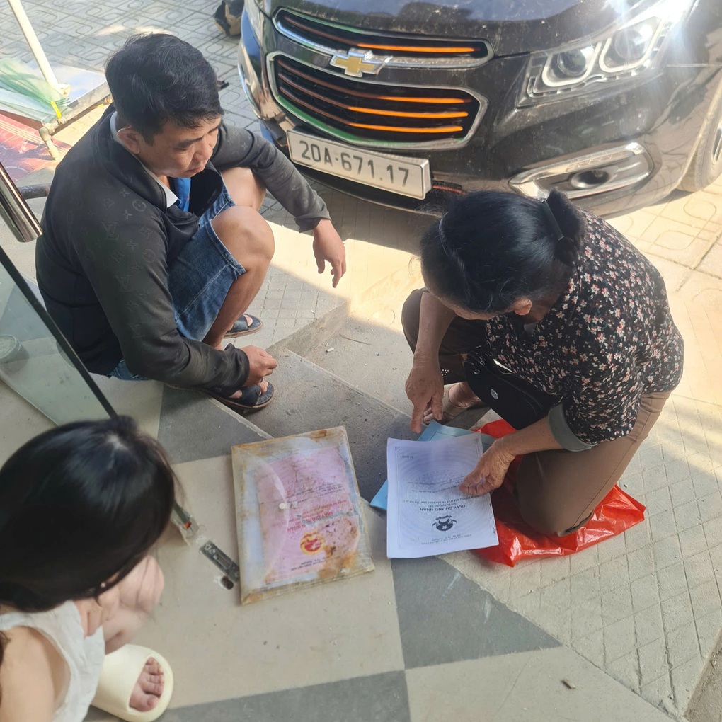 Nhặt được sổ đỏ ở hàng phế liệu, người đàn ông Thái Nguyên trả lại cho chủ - 2 Nhặt được sổ đỏ ở hàng phế liệu, người đàn ông Thái Nguyên trả lại cho chủ - 2