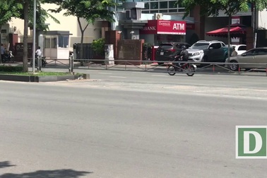 Đoàn xe hộ tống Thủ tướng Canada rời sân bay Tân Sơn Nhất