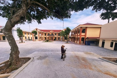 Trụ sở phường đóng cửa, tất cả cán bộ đi du lịch trong ngày làm việc