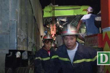 2 giờ "nín thở" cứu 2 nạn nhân mắc kẹt trong xe khách