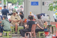 Phớt lờ cảnh báo "chết người", người dân vô tư mưu sinh cạnh trạm biến áp