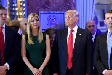 Tổng thống Trump bị kiện vì quỹ từ thiện