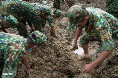 Dưới lớp bùn ấy là đồng bào mình không may nằm lại...