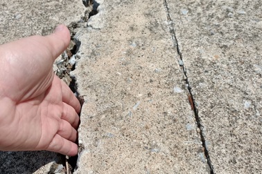 Nhiều tuyến đê nứt, dân bất an lo lắng trước mùa mưa lũ