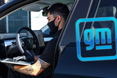 GM kiếm bộn nhờ dịch vụ... sửa xe Tesla