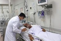 Vụ ôm rắn hổ mang chúa đi cấp cứu: Sức khỏe nạn nhân diễn biến phức tạp