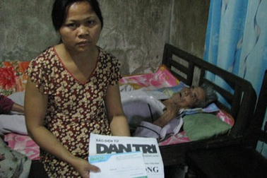 Nhận quà bạn đọc, “người mẹ ung thư máu” rơi nước mắt