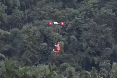 Dùng máy bay không người lái cứu nạn nhân bị lũ cô lập ở Lâm Đồng