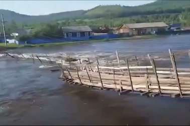 Cầu sập, nước lũ "nuốt chửng" xe tải ở Nga