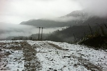 Tuyết rơi ở Sa Pa, mưa lớn gây sạt lở quốc lộ 4D