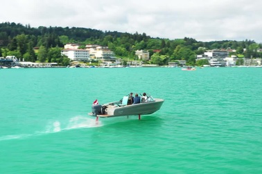 Xem chiếc thuyền điện có thể "bay" trên mặt nước và không gây say sóng