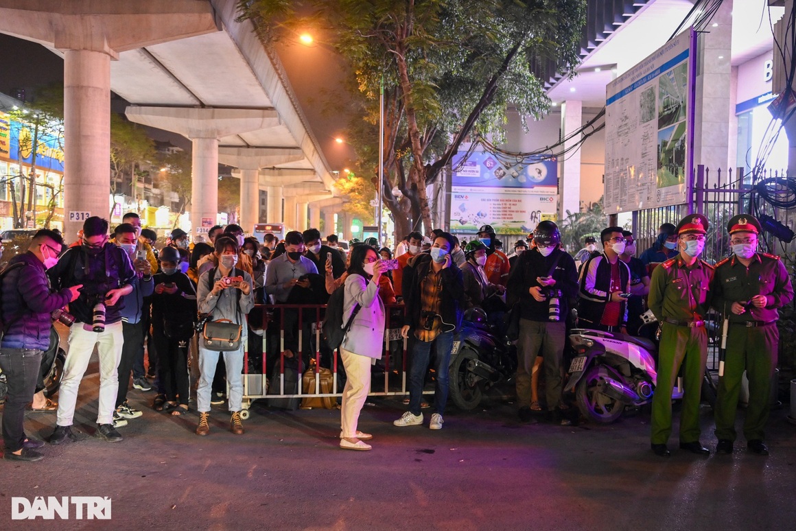 Hàng trăm người tràn ra lòng đường hóng xem vụ bắt ông Trịnh Văn Quyết - 4 Hàng trăm người tràn ra lòng đường hóng xem vụ bắt ông Trịnh Văn Quyết - 4