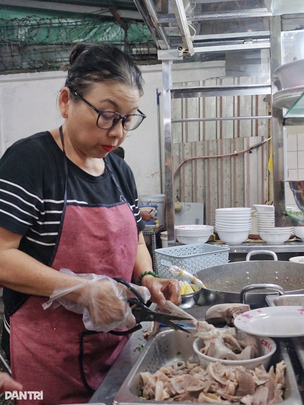 Quán cháo 34 năm tuổi ở TPHCM: Khách xếp hàng dài, đợi 30 phút mới có ăn - 2 Quán cháo 34 năm tuổi ở TPHCM: Khách xếp hàng dài, đợi 30 phút mới có ăn - 2