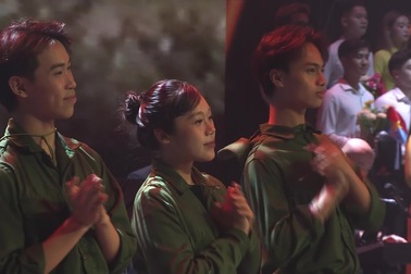 Cả khán phòng hát "Đất nước trọn niềm vui"