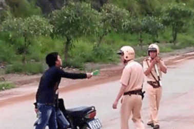 Khởi tố thanh niên dọa đốt xe máy, dùng mũ bảo hiểm đánh cảnh sát