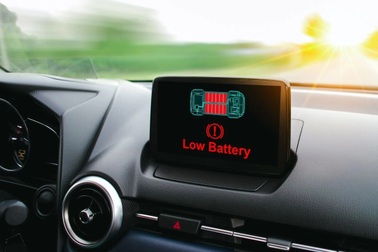 Ô tô điện sắp hết pin mà xe vẫn cách xa trạm sạc, tài xế cần làm gì?