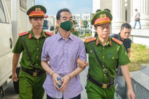 Các cựu quan chức bị dẫn giải đến tòa trong đại án "chuyến bay giải cứu"