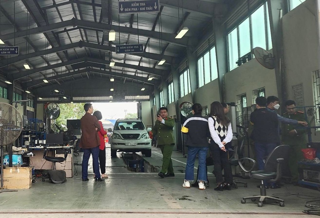 Hà Nội: Nhiều cảnh sát xuất hiện tại Trung tâm đăng kiểm ở Mỹ Đình - 2 Hà Nội: Nhiều cảnh sát xuất hiện tại Trung tâm đăng kiểm ở Mỹ Đình - 2